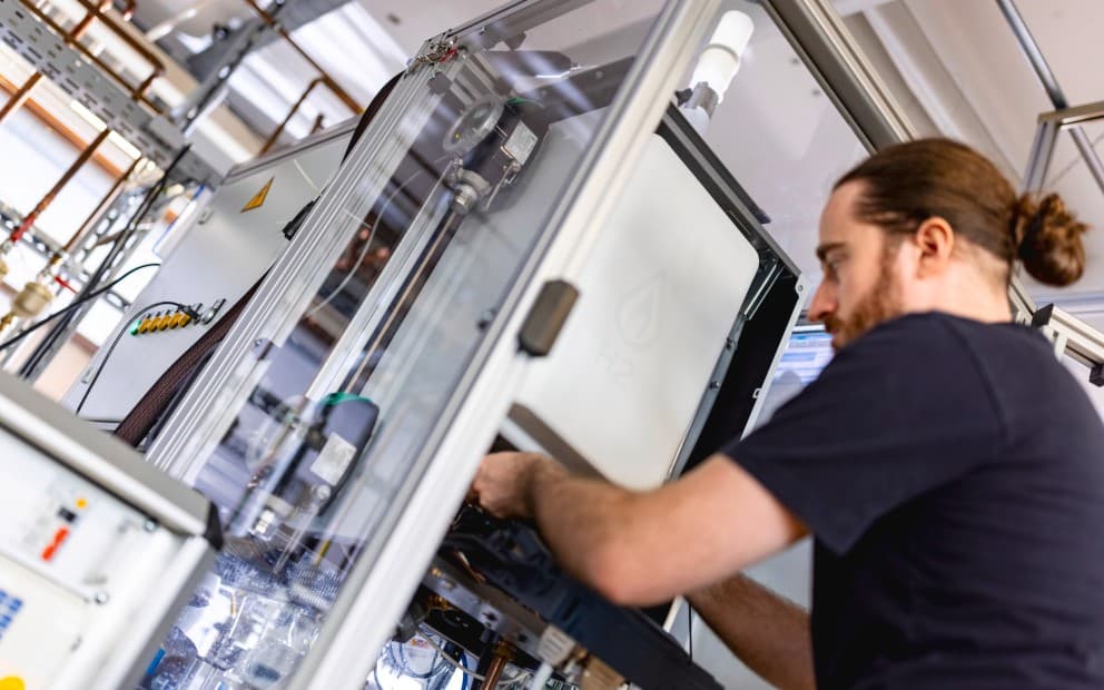 Un technicien qui se forme aux produits Vaillant