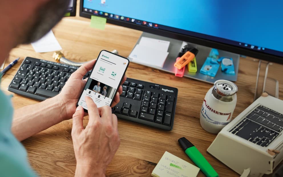 Homme sur son téléphone
