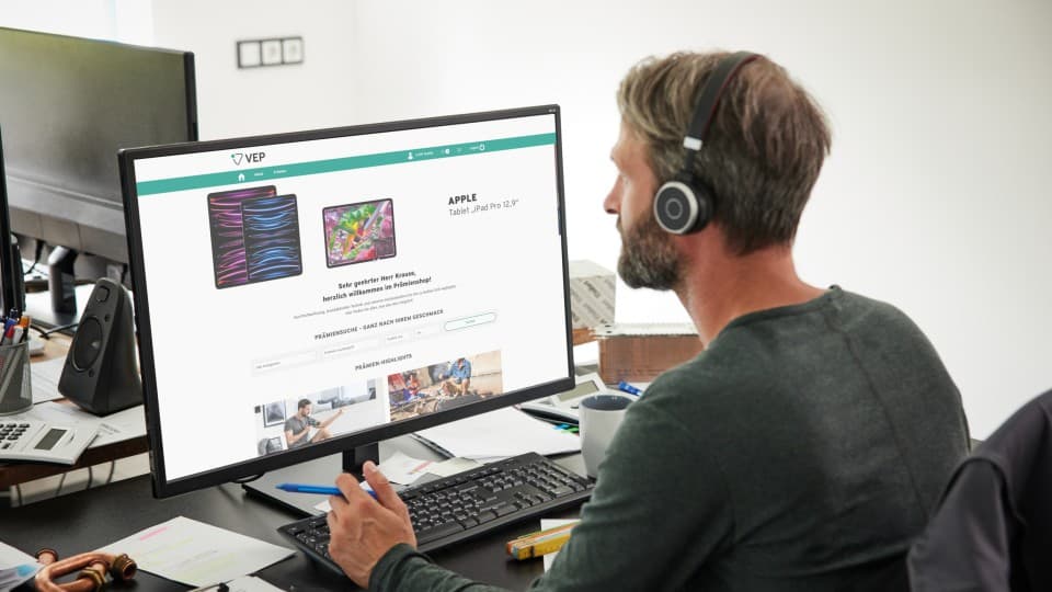 Un installateur en train de consulter las cadeaux sur le site du Club Excellio