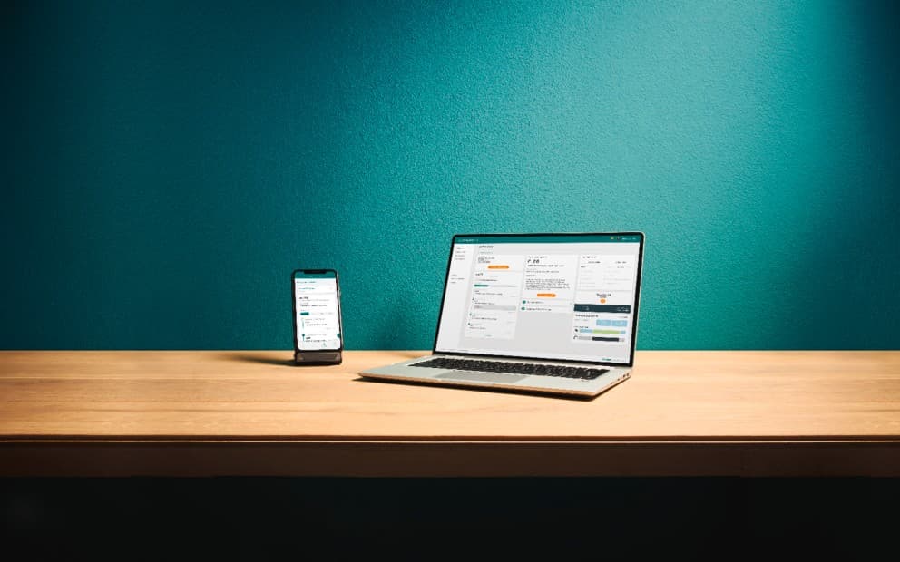 Ordinateur et téléphone portable connectés à Internet
