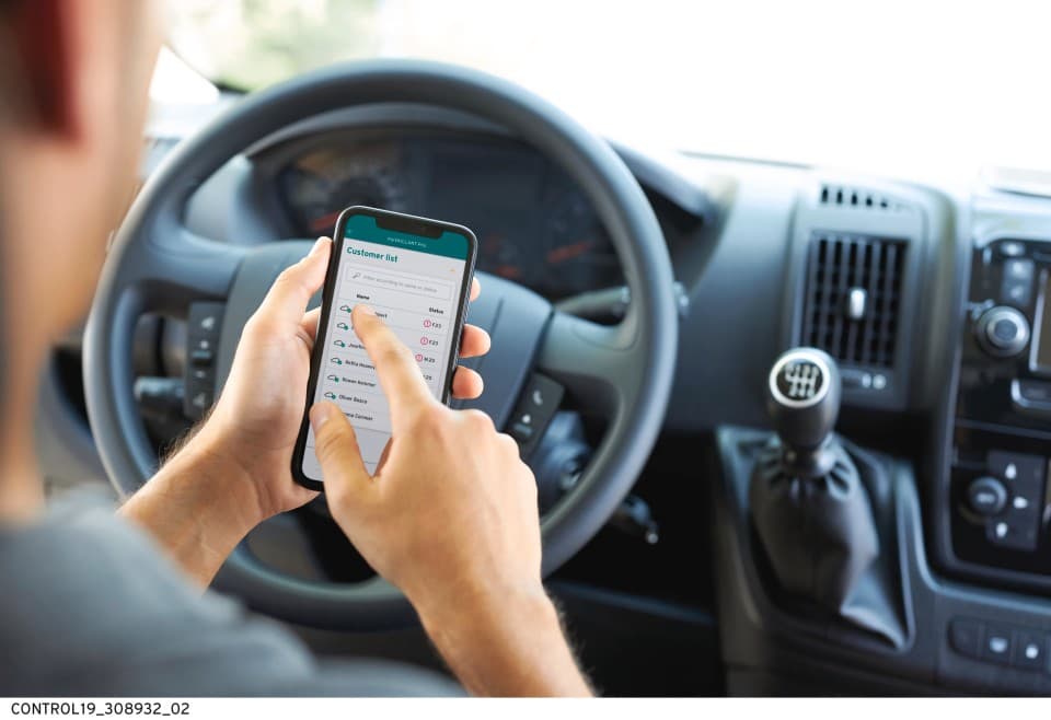 Un professionnel utilisant l'application mobile myVAILLANT Pro Service