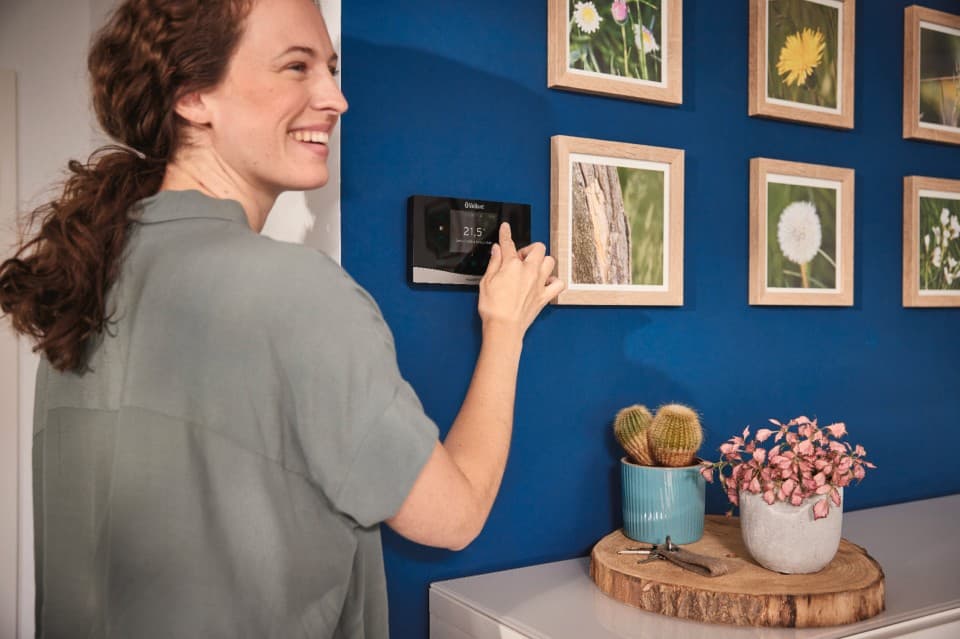 Une femme utilisant le régulateur sensoCOMFORT