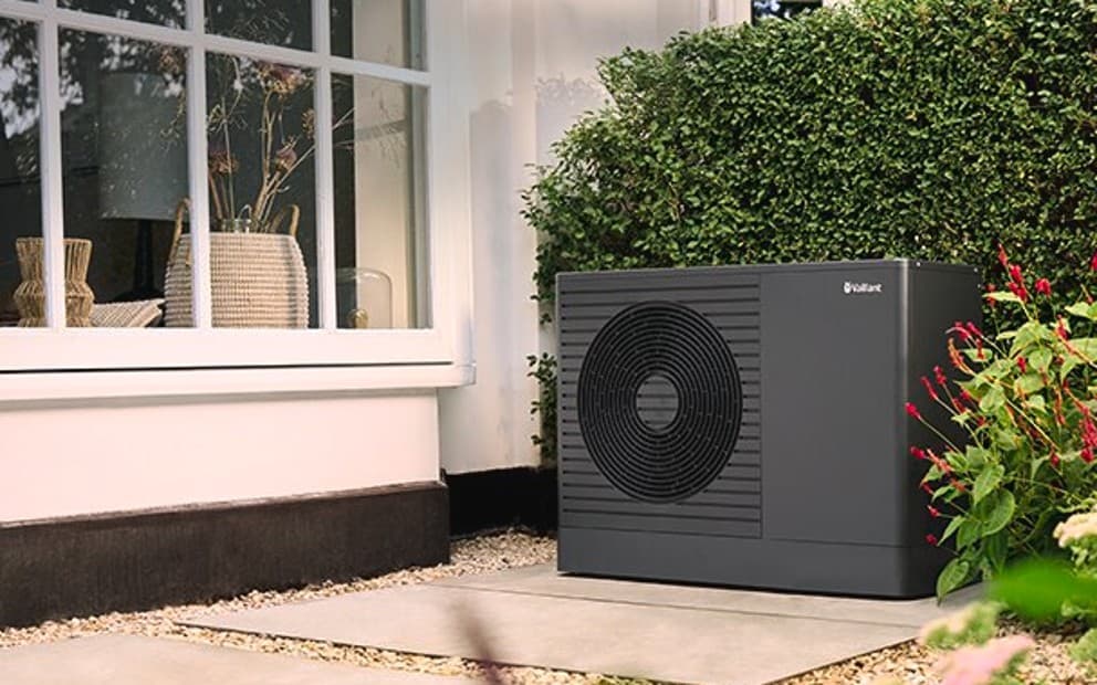 aroTHERM pro installée dans un jardin | Vaillant