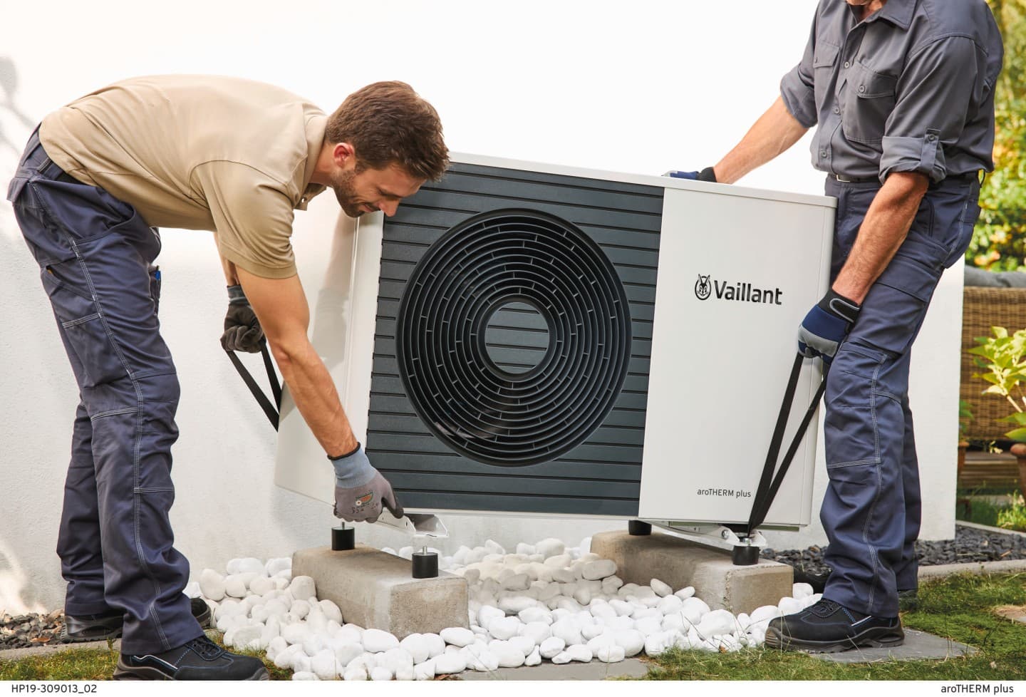 Des installateurs lors de l'installation d'une unité extérieure d'une pompe à chaleur Vaillant