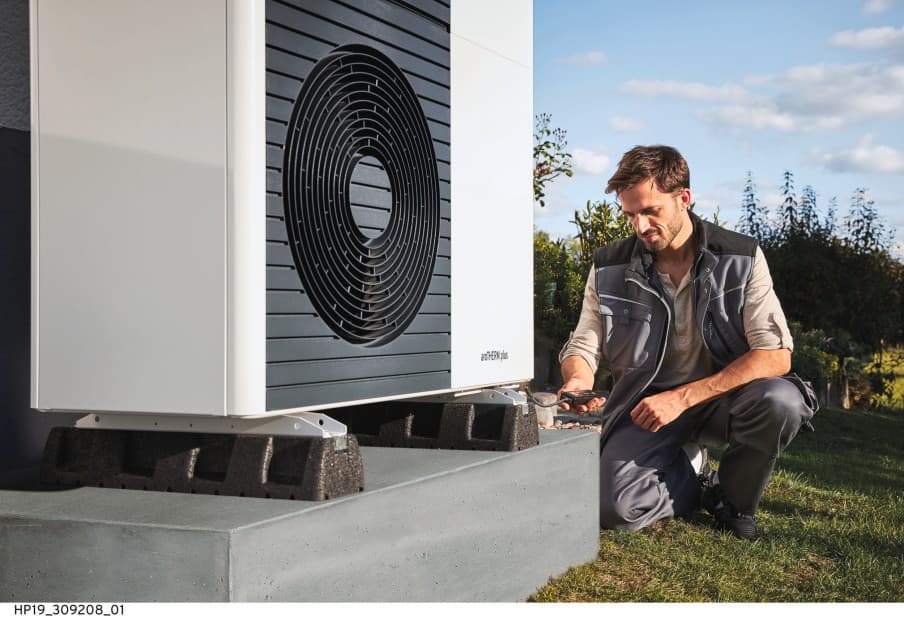 Un produit Vaillant et un installateur à côté