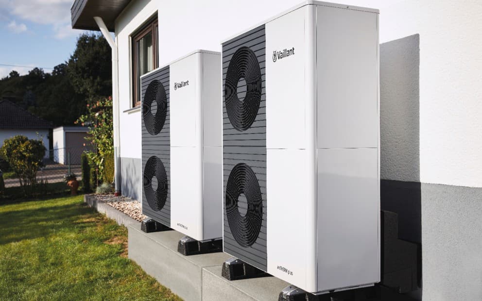 Pompes à chaleur en cascade dans jardin