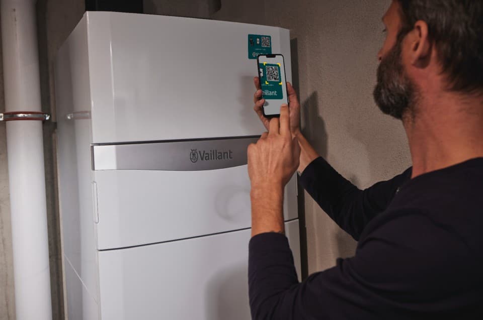 Installateur scannant un QR Code produit Vaillant