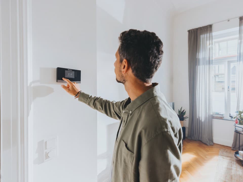 Un homme configurant son régulateur sensoCOMFORT