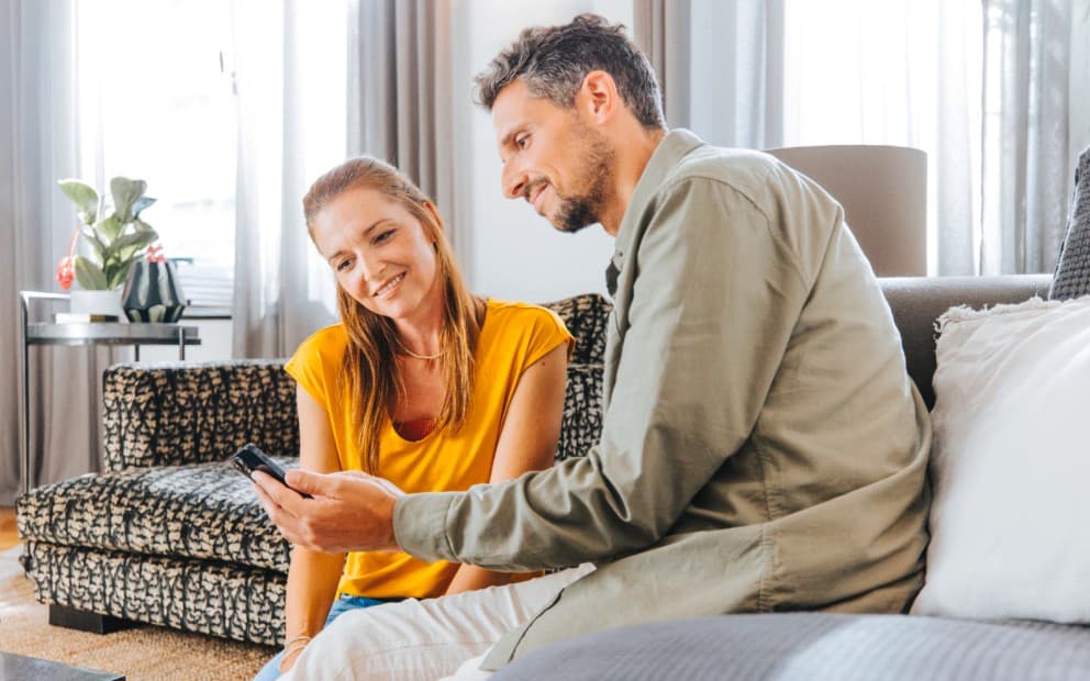Un couple regardant un smartphone