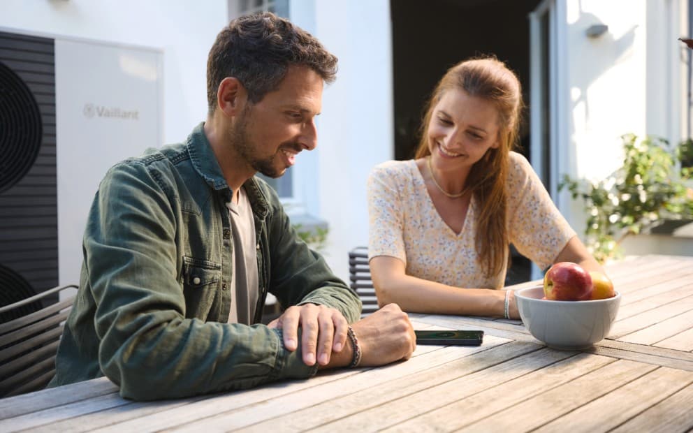 Couple qui se renseigne sur les aides