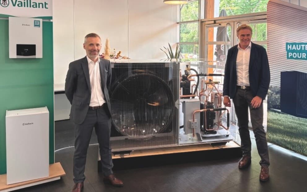 Benoit Garrigues et Regis Luttenauer présentant la nouvelle aroTHERM perform | Vaillant