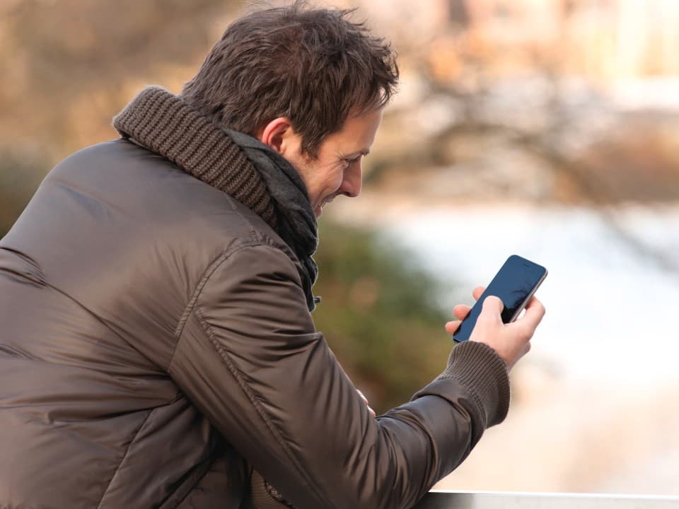 Un homme en train de regarder son smartphone