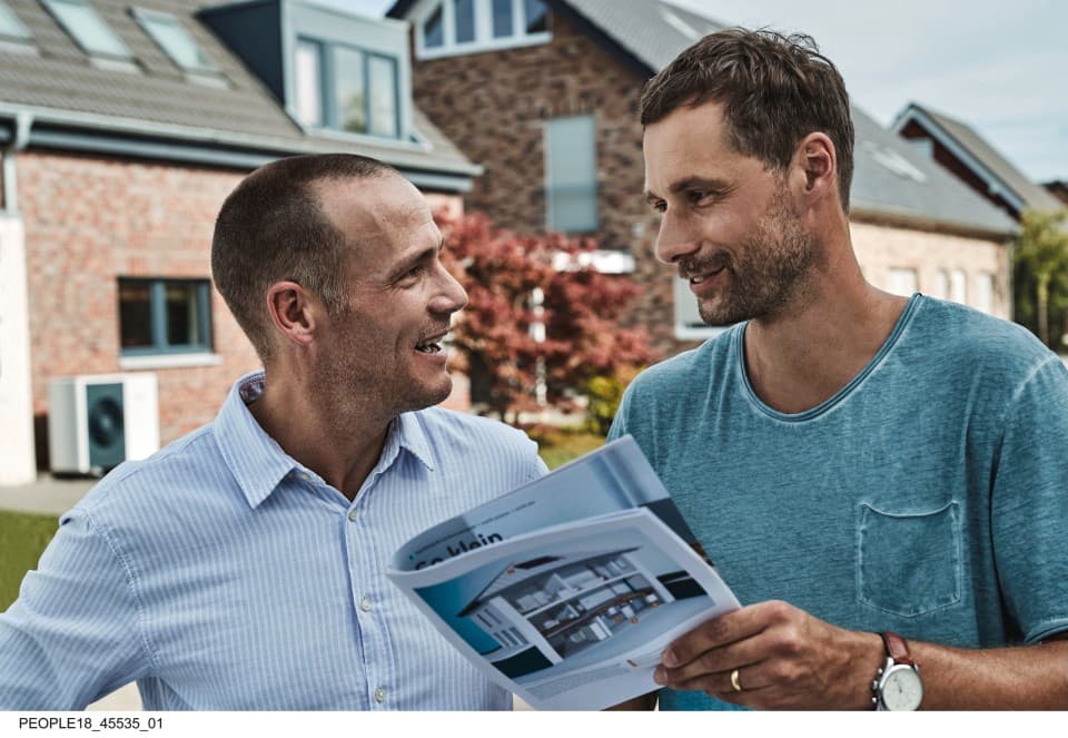 Homme tenant une brochure