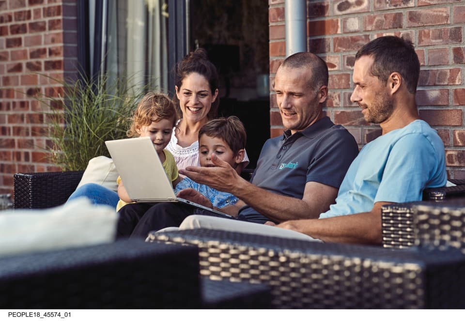Une famille autour d'un installateur Vaillant