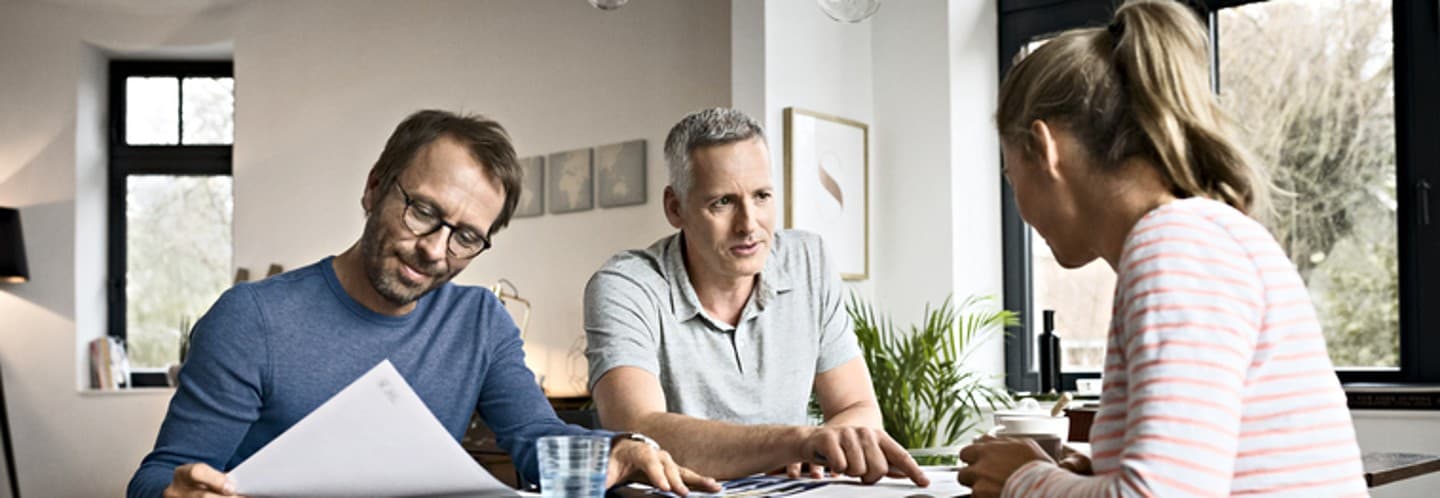 Un couple qui étudie une offre avec un installateur Vaillant