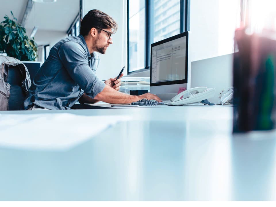 Un homme qui utilise son ordinateur pour travailler