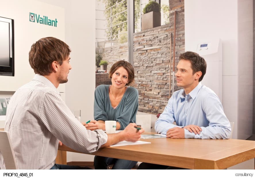 3 personnes en conversation