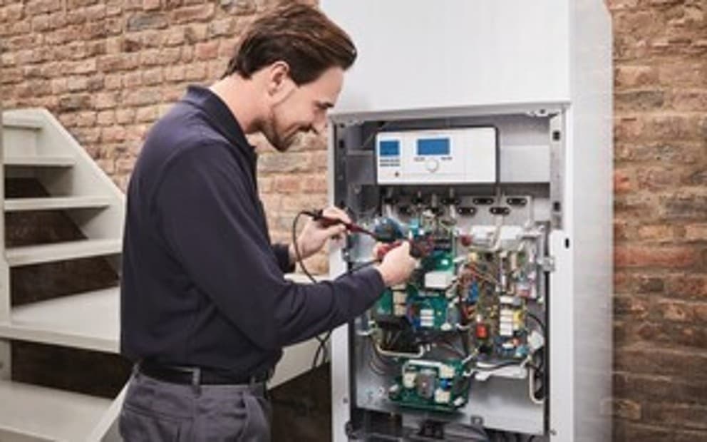 Installateur détachant des pièces