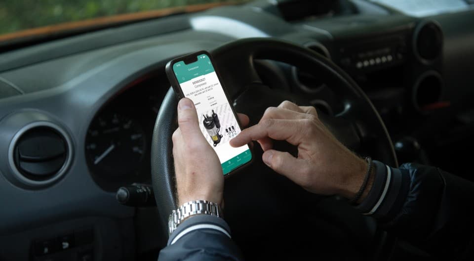 Installateur à la recherche de pièces détachées