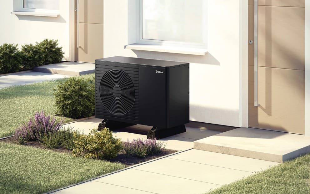 aroTHERM pro installée près d'une porte | Vaillant