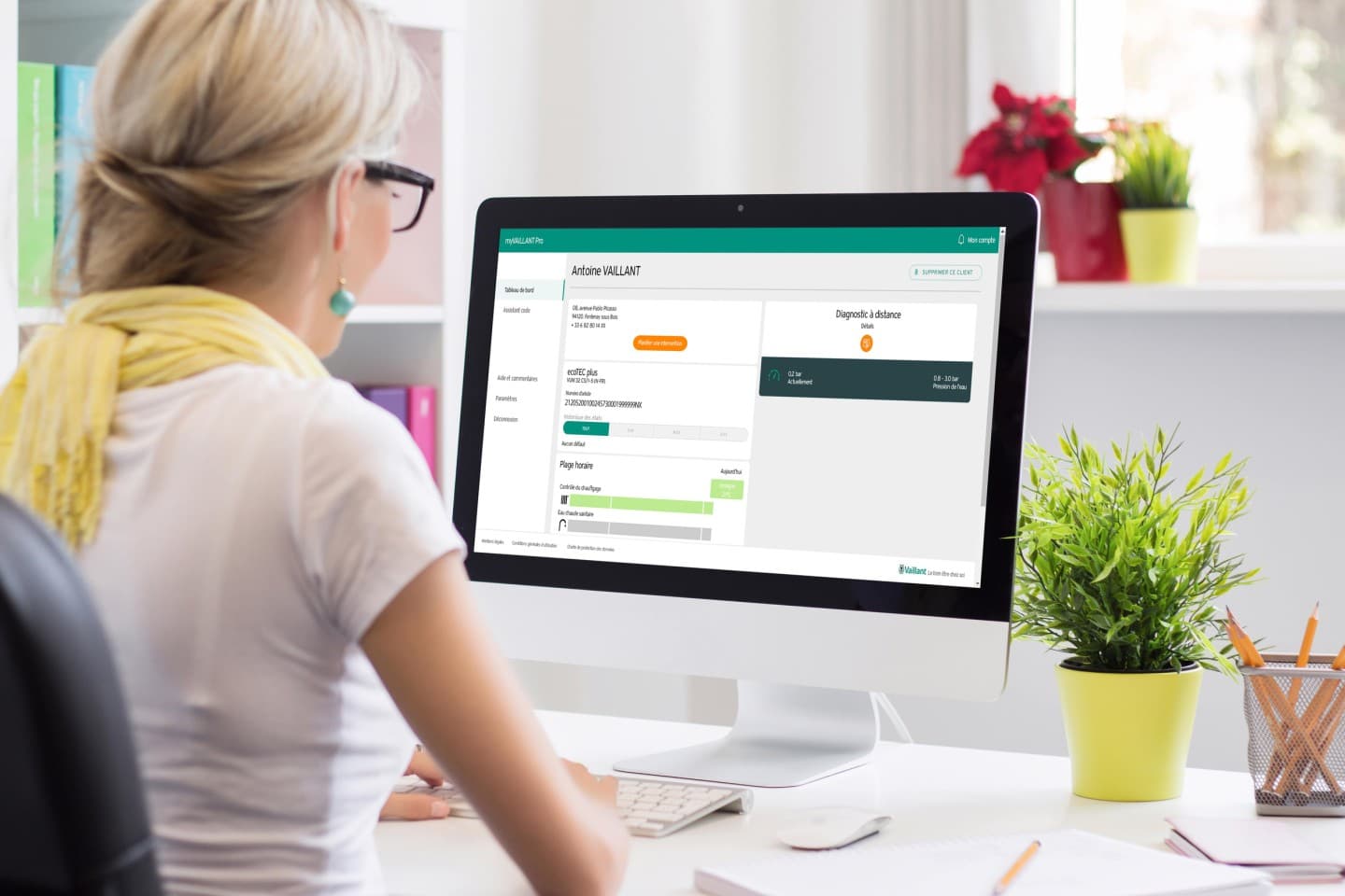 Femme qui déclare un dysfonctionnement via son ordinateur