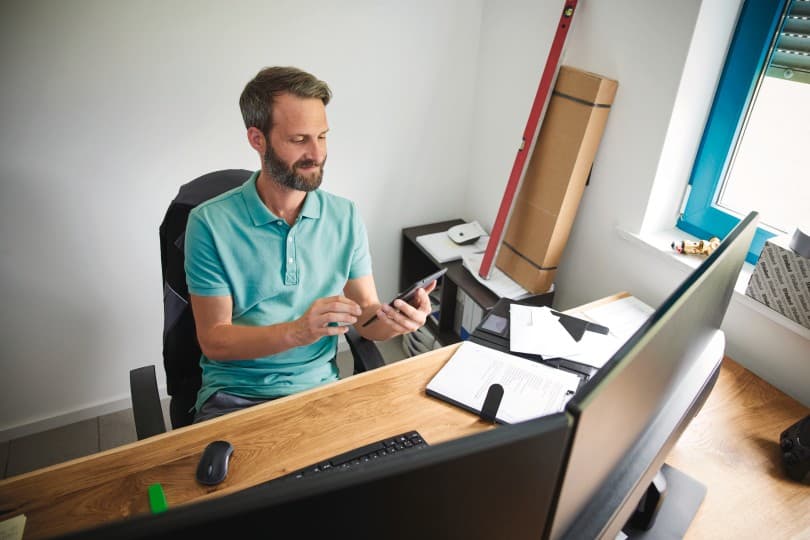 Installateur utilisant une tablette