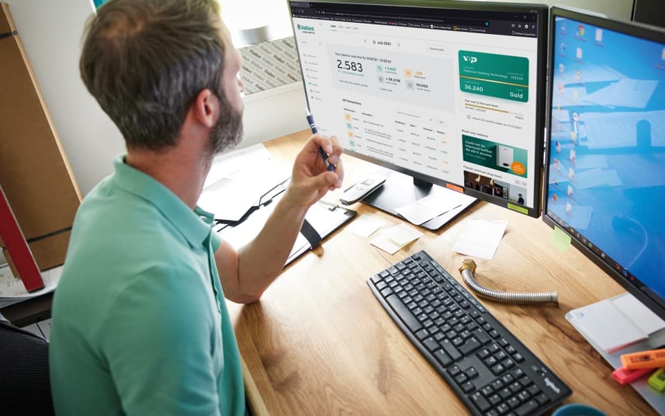 Installateur assis devant le PC