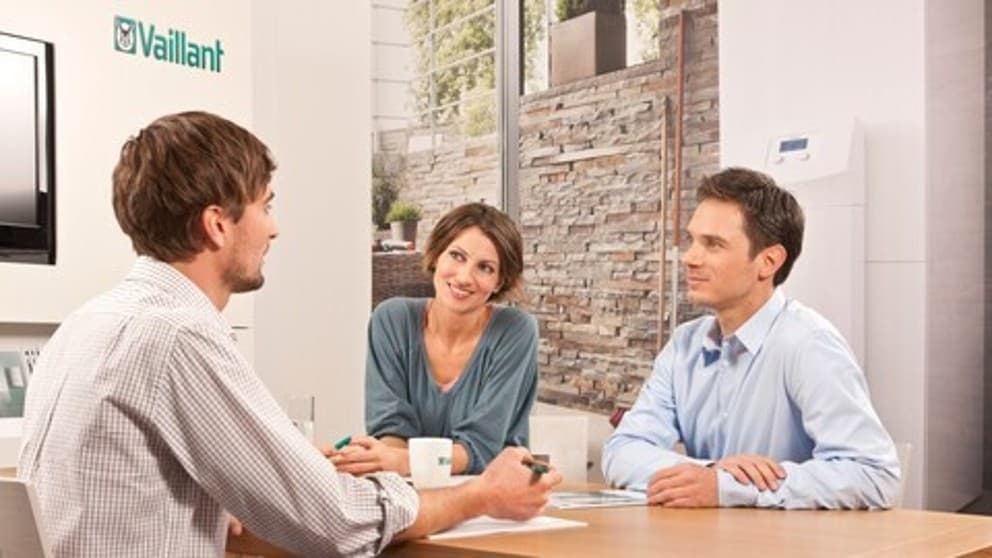 Un couple accompagné par un installateur Vaillant