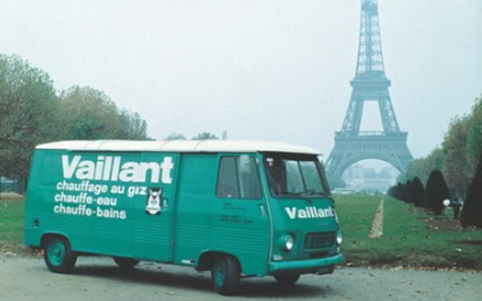 Van Vaillant de l'époque devant la Tour Eiffel à Paris