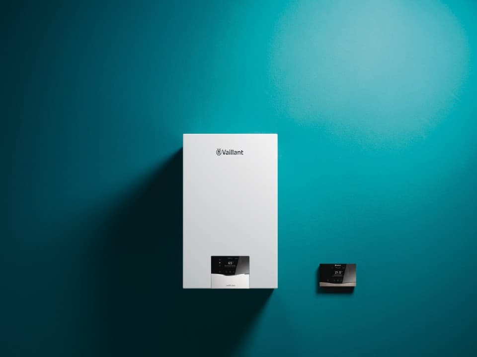 Chaudière gaz à condensation ecoTEC plus avec son régulateur sensoCOMFORT