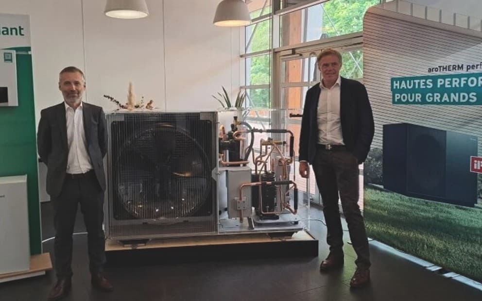 Benoit Garrigues et Regis Luttenauer présentant la nouvelle aroTHERM perform | Vaillant
